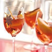 Cocktail de pêches au vin et aux épices Cocktail de pêches au vin et aux épices