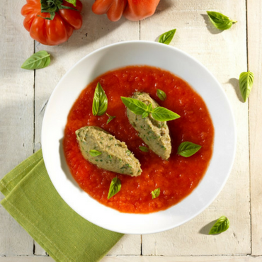 Coulis de tomates et de poivrons rouges, quenelles de caviar d’aubergines Coulis de tomates et de poivrons rouges, quenelles de caviar d’aubergines